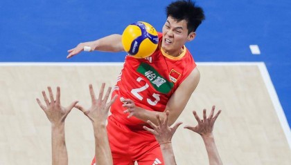 遭小组赛两连败基本出局！世锦赛-中国男排0-3塞尔维亚