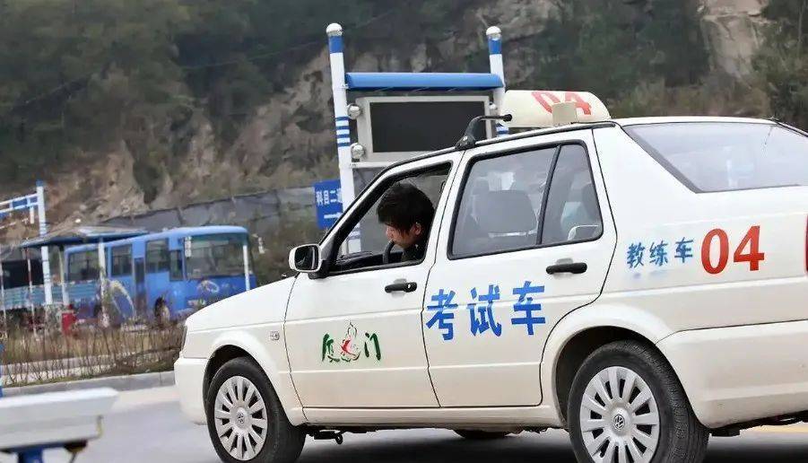 2025驾驶证新规实施，电子证件全国通，违规教育新举措，你准备好了吗？