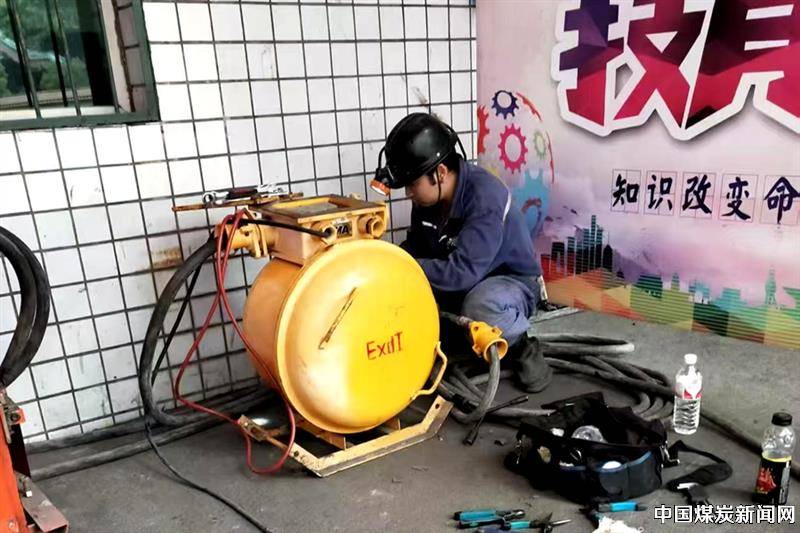 平凡岗位铸就非凡人生——记鲁班山北矿机修队电工班长黄伟
