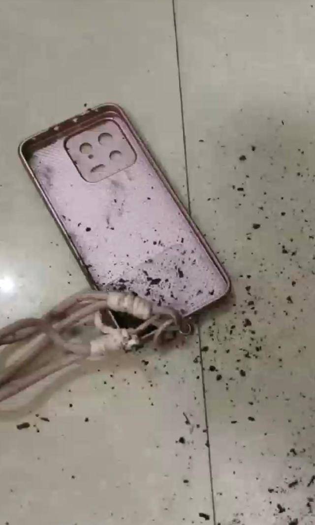 3岁男童看视频时手机突然爆炸，手指下肢被烧伤，涉事机型小米13上市不足3年，客服回应