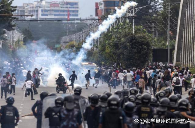 邻国一夜变天,高层接连遭殃,总理连夜跑路后,总统做出惊人决定