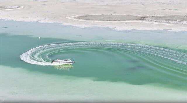 游客将茶卡盐湖铺路盐成袋装走 工作人员:原则上是不允许拿,可凭票免费领