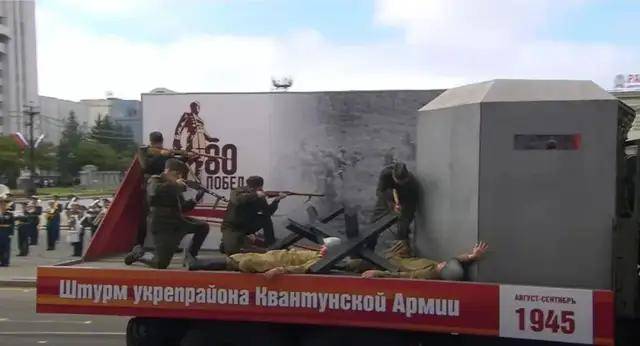 离谱！俄罗斯把日本雇佣兵俘虏关笼子里游街示众？和中国有关系？