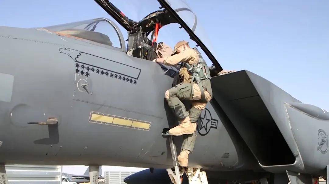 央视曝光！歼-35A改用内置登机梯，和F-35的一模一样？