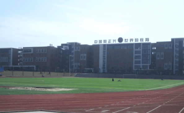 福建漳州一高三学生吃食堂免费汤饭，被校领导拍下骂“臭要饭的”？校方回应：没有的事，学校办得太好被嫉妒抹黑
