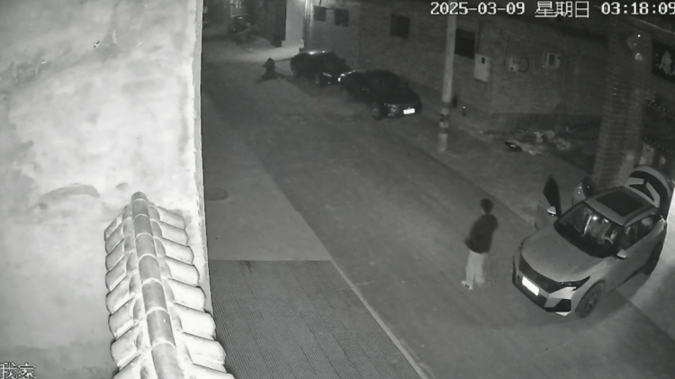 监控曝光！山西一男子因前女友拒复合持刀闯入家中，女子哥哥在家门口遇害，案件近日将开庭