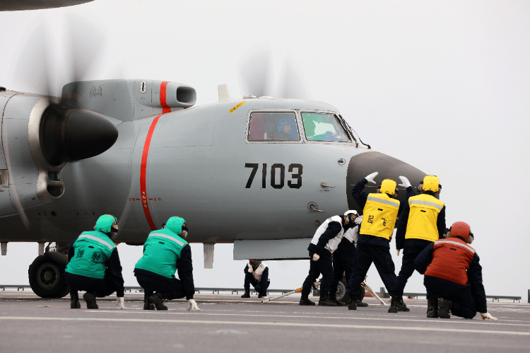 福建舰“弹射三连”看哭军迷，一句“再也不用踮起脚尖”为何让人泪目？