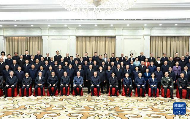 习近平接见新疆各族各界代表